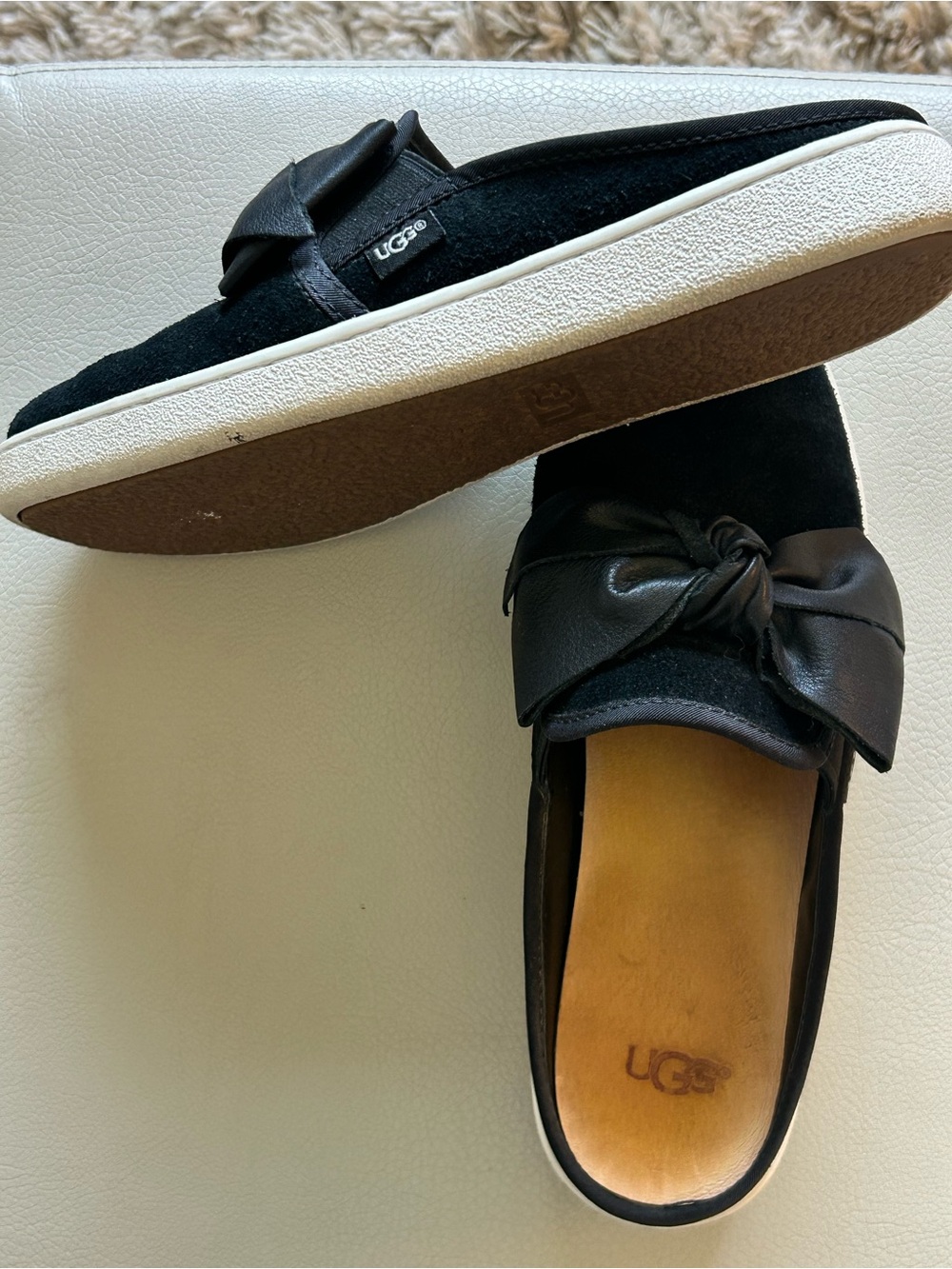UGG Women’s Black Leather Slip-On Mules with Knotted Bow Size 7 - Picture 4 of 12